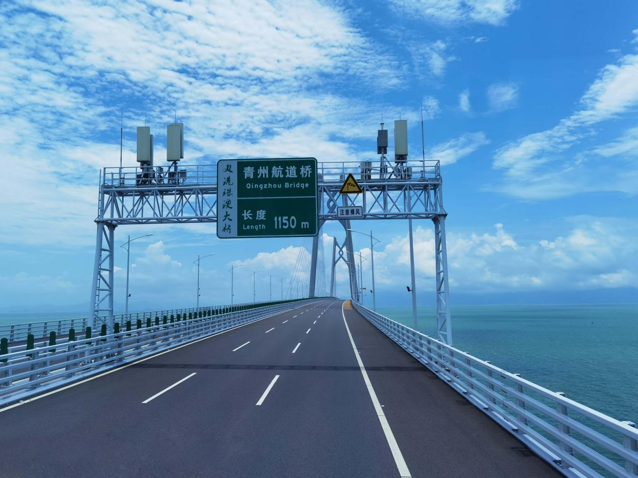 歐保順利參與試鋪香港國(guó)際機(jī)場(chǎng)第三主跑道瀝青混凝土基層